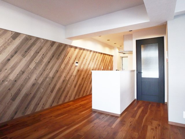 甲子園住宅の居間・リビング|令和7年9月室内全面リフォーム済みです。
バリ島をイメージしたリゾート系の内装に仕上げました。