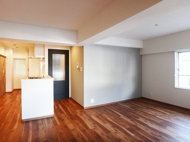 甲子園住宅の居間・リビング|LDKは約15.1帖ございます。
南東向きの角住戸につき、陽当たり良好なお部屋です。