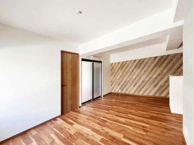 甲子園住宅の居間・リビング|リビングには大胆なデザインのアクセントクロスを採用しております。
まるで南国にいるかのような雰囲気をお楽しみいただけます。