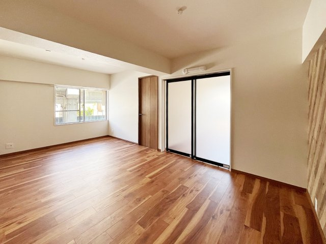 甲子園住宅の居間・リビング|北東側に窓、洋室約6.4帖の引き戸はすりガラスのため、2面採光の明るいリビングです。
洋室引き戸を開放して、大きなLDKとしてもご使用いただけます。