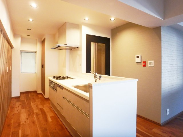 甲子園住宅のキッチン|キッチンの天井にはダウンライトを新設しました。
お洒落で開放感のあるキッチンです。