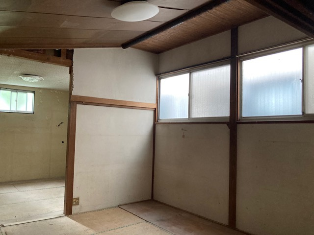 サイジョウビルの内装|明るい室内です