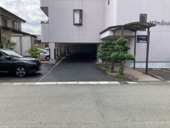 ウインデールの駐車場