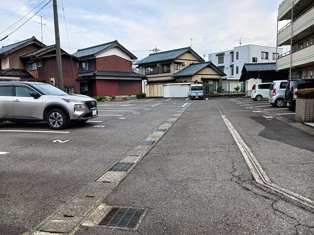 レジデンス家久の駐車場