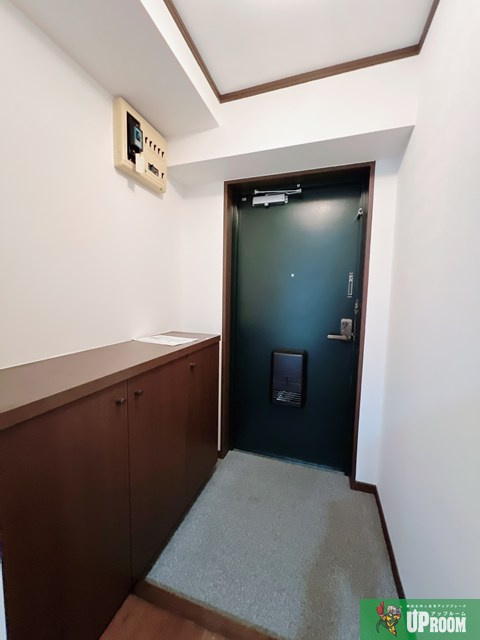 ハイツ・ソレアードの玄関