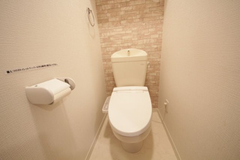 女性には嬉しい温水洗浄便座付きトイレ。
