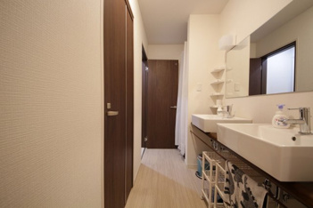 清潔感のある洗面台と大きな鏡は朝の準備もはかどりそうですね。
