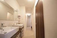 清潔感のある洗面台と大きな鏡は朝の準備もはかどりそうですね。
