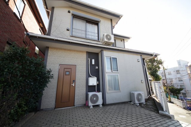 ２階建てのシンプルなデザインの建物です。
