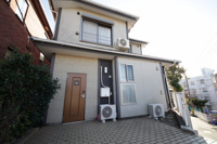 ２階建てのシンプルなデザインの建物です。
