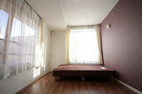 個室００１号室：ベッド、マットレス、エアコン、カーテンを完備。
