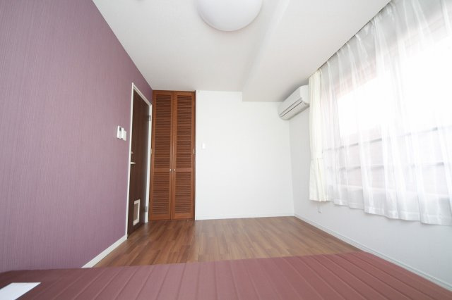 個室００１号室：ベッド、マットレス、エアコン、カーテンを完備。
