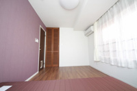 個室００１号室：ベッド、マットレス、エアコン、カーテンを完備。
