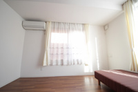 個室１０１号室：ベッド、マットレス、エアコン、カーテンを完備。
