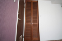 個室１０１号室：ベッド、マットレス、エアコン、カーテンを完備。
