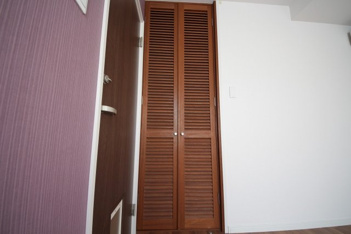 個室１０１号室：ベッド、マットレス、エアコン、カーテンを完備。
