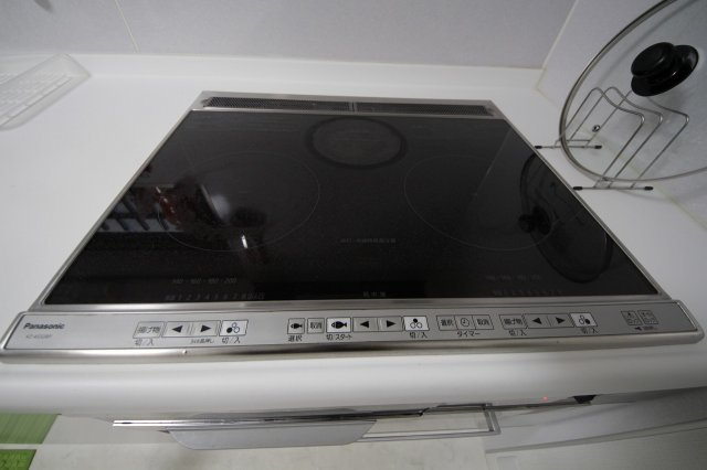 IHコンロは、３口もあるので、同時に料理することも可能ですね。
