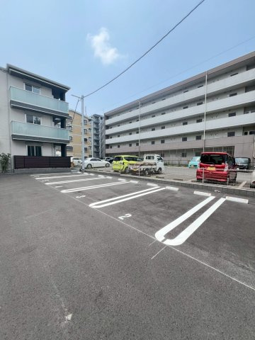 ラコルト板付の駐車場