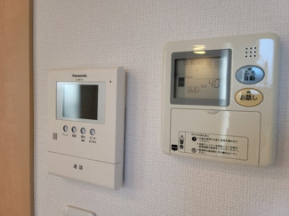 【セキュリティ】 | ウナ　カスカータⅠ | モニター付きインターホンと給湯器リモコンです