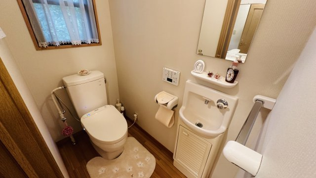 南軽井沢 八風の郷 高台に建つ中古戸建のトイレ