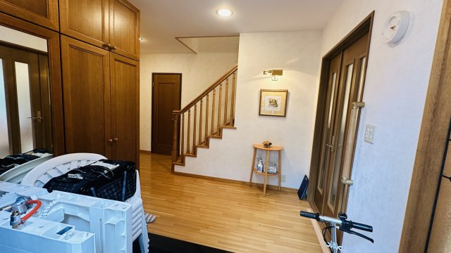 南軽井沢 八風の郷 高台に建つ中古戸建の玄関