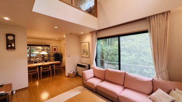 南軽井沢 八風の郷 高台に建つ中古戸建の居間・リビング