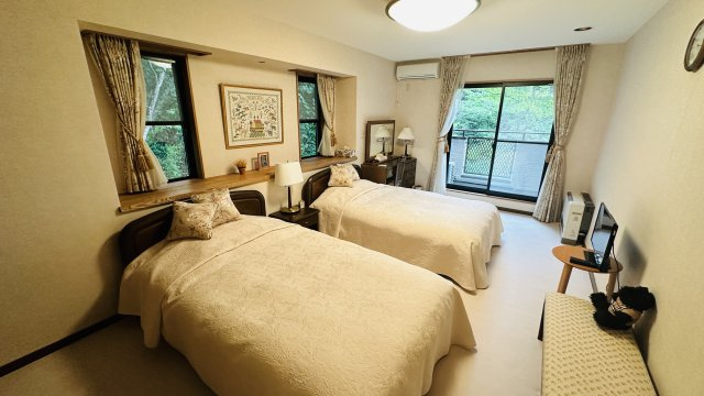 南軽井沢 八風の郷 高台に建つ中古戸建の洋室