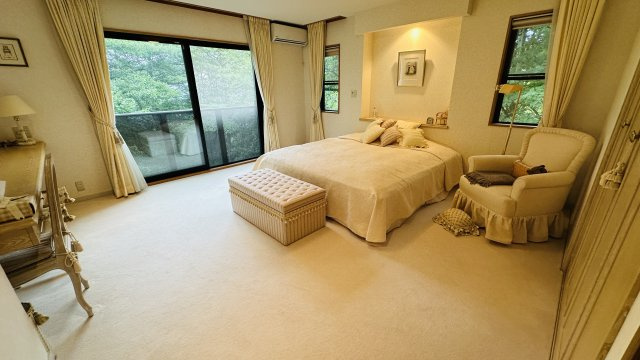 南軽井沢 八風の郷 高台に建つ中古戸建の洋室