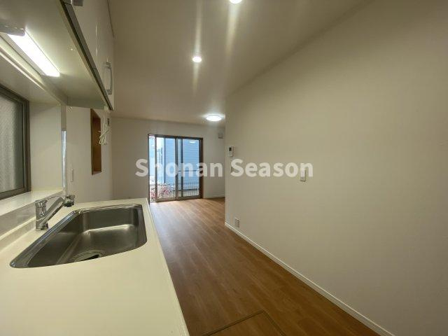 【キッチン】 | リビングダイニングスペースを広く確保できる壁付けタイプのキッチン。
調理スペースが広く、料理が捗りそうですね◎