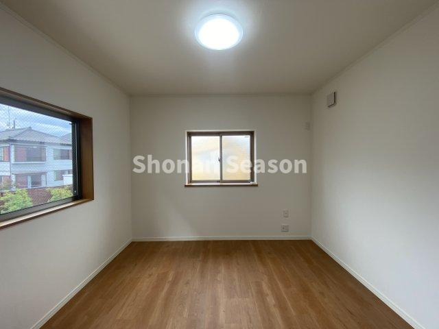 【洋室】 | 全居室2面採光！日中はどの部屋にいても自然光を感じられそうですね。
採光を重視されたい方におすすめでございます。