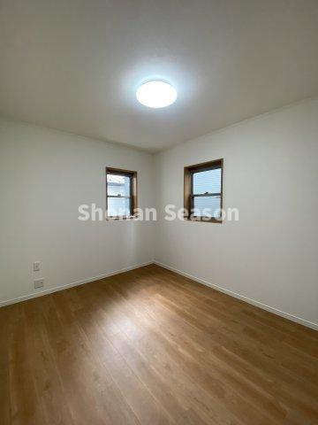 【内装】 | 洋室は家具の配置や模様替えがしやすく、掃除もラクラク◎　　　　　　
寝室や子ども部屋など多目的に使える暮らしやすい空間です。