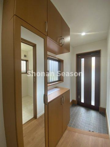 【玄関】 | お出かけ前の身だしなみチェックに欠かせない全身鏡付のシューズBOX
お履物がたっぷり収納でき、玄関周りが常にキレイな状態に♪