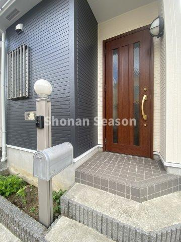 【玄関】 | 普段使わない季節家電・レジャー用品などを収納できる小屋裏収納付き。
居室のスペースを圧迫せずに広々と使えるのも嬉しいポイントです♪