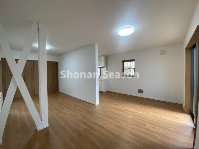 【居間・リビング】 | 開放的なリビングは広さ19.2帖。空間を分けやすいデザイン設計◎　
お料理に集中できそうですね♪