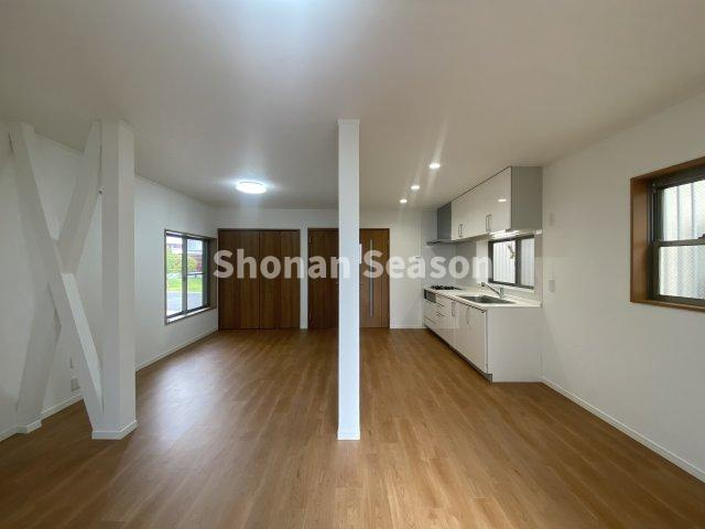 【内装】 | 出入口が2ヶ所あり、キッチン、リビングにそれぞれ直接アクセス可能。