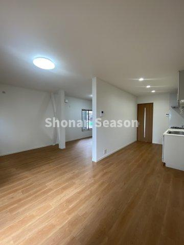 【内装】 | シンプルな内装で、自分好みにアレンジ可能♪　　　　　　　　　　　　
家具のレイアウトがしやすくインテリア選びが楽しみになりますね。