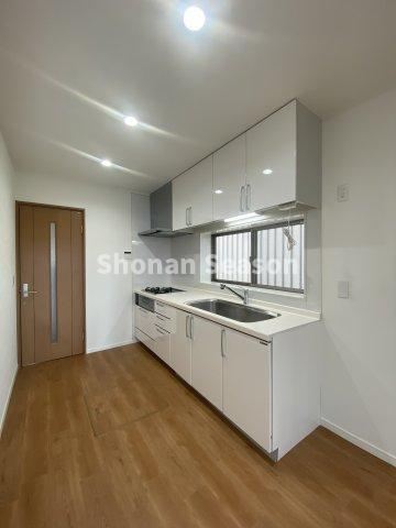 【キッチン】 | 調理器具がすっきり片付きキッチン周りを清潔に保ちやすい壁付けタイプ。
料理中の手元を自然光が照らしてくれる窓付き！