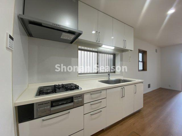 【キッチン】 | 料理好きな方も嬉しい3口コンロ搭載◎同時に複数調理でき家事効率UP！