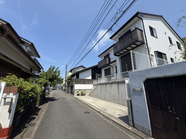 節電・節水型オール電化住宅　高台の戸建の前面道路含む現地写真|前面道路