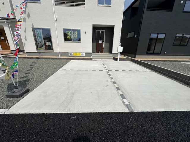 【新築戸建】　いわき市仁井田町寺前第1　最終1棟！の駐車場|2号棟の写真です。舗装されたカースペースです。4台以上駐車可能です（車種による）