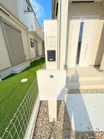 吉川市中央2丁目　新築戸建　全2棟　2号棟のエントランス|玄関アプローチの写真です