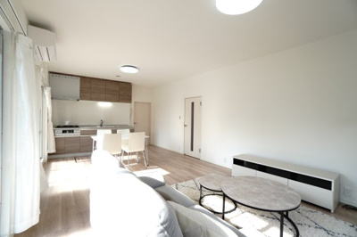 【居間・リビング】 | 【リノベ済】エメラルドマンション安古市 | 【約14帖LDK】
デザインリフォームされた室内は
良い雰囲気になっております。
リノベーションで付加価値をプラスし、
ただの『住まい』ではなく『癒しのある空間』
に仕上がっております♪