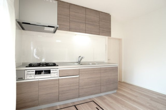 【キッチン】 | 【リノベ済】エメラルドマンション安古市 | 【キッチンスペース】
木目調の面材が空間にやさしく馴染むキッチン。
3口コンロと広めのシンクで調理動線もスムーズ。
上下収納も充実しており、見た目の美しさと使い勝手を両立！
毎日の料理が快適になる♪