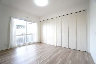 【洋室】 | 【リノベ済】エメラルドマンション安古市 | 【洋室約6帖】
心と体をゆったりと安らげる主寝室。
寝室のゆとりが大きい分だけ、
暮らしの安らぎは深まります。
一日の疲れを癒すだけでなく、
ご夫婦の親密な語らいを紡ぎ出します。