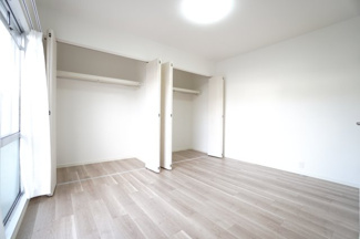 【洋室】 | 【リノベ済】エメラルドマンション安古市 | 【洋室約6帖】
どんな家具や敷物でも部屋に馴染みやすく、
コーディネートがし易そうですね。
配置も柔軟に対応できるので身の回りの整理もし易い！
自分好みの空間に出来そうですね！