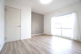 【洋室】 | 【リノベ済】エメラルドマンション安古市 | 【洋室約6帖】
大きな窓から自然光がたっぷり入る明るい主寝室。
落ち着いたアクセントクロスが空間を引き締め、
シンプルながら心地よい雰囲気に。
ゆとりある広さでベッドや家具の配置もしやすい居室です。