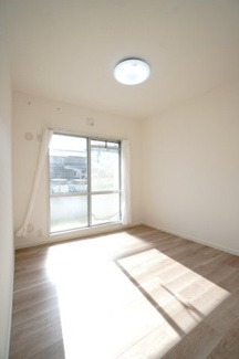 【洋室】 | 【リノベ済】エメラルドマンション安古市 | 【洋室約4.5帖】
居室にはクローゼットを完備。
自由度の高い家具の配置が叶うシンプルな空間です。
お子様の成長と人数と共に必要になる
子供部屋にもぴったりの間取りですね。