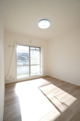 【洋室】 | 【リノベ済】エメラルドマンション安古市 | 【洋室約4.5帖】
居室にはクローゼットを完備。
自由度の高い家具の配置が叶うシンプルな空間です。
お子様の成長と人数と共に必要になる
子供部屋にもぴったりの間取りですね。