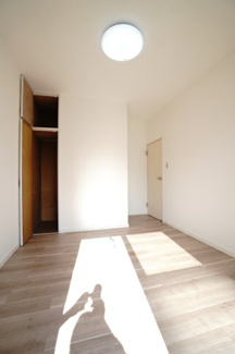 【洋室】 | 【リノベ済】エメラルドマンション安古市 | 【洋室約4.5帖】
こども部屋をコーディネート！このぐらいの広さがあれば、 
お子さんの好きな色やモチーフを使ったコーディネートで、
勉強もお片付けも全部楽しいお気に入りの空間にしていけそうですね！