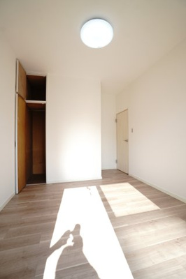 【洋室】 | 【リノベ済】エメラルドマンション安古市 | 【洋室約4.5帖】
こども部屋をコーディネート！このぐらいの広さがあれば、 
お子さんの好きな色やモチーフを使ったコーディネートで、
勉強もお片付けも全部楽しいお気に入りの空間にしていけそうですね！